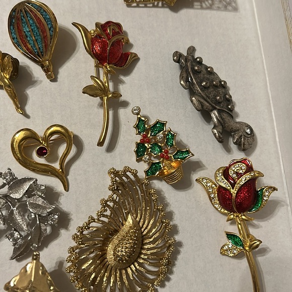 Assorted Brooch Set - Picture 7 of 9